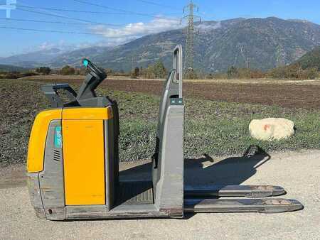 VZV s plošinou pro řidiče 2020  Jungheinrich ECE 220 (2)