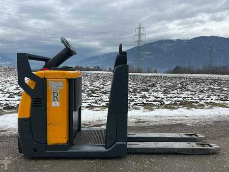 VZV s plošinou pro řidiče 2014  Jungheinrich ECE 220 (2)