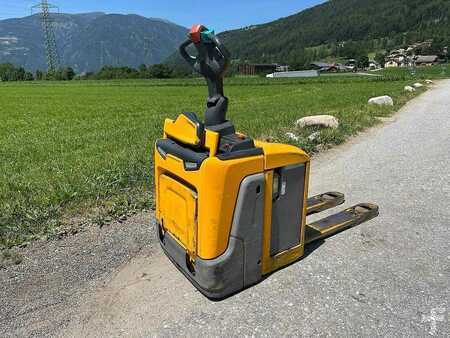 Stoccatori uomo a piedi 2018  Jungheinrich ERE 125i (1)