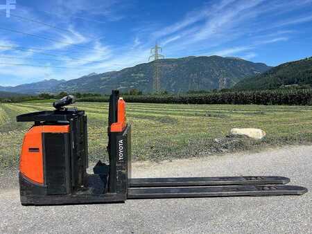 Gerbeurs à conducteur porté debout 2015  Toyota 8L0P25P - 2400mm (2)