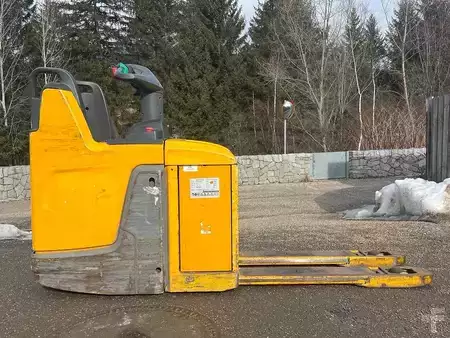 Stacker stå på 2018  Jungheinrich ERE 225 (2)