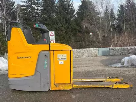 Stacker stå på 2018  Jungheinrich ERE 225 (2)