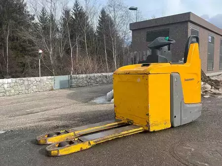 Stacker stå på 2018  Jungheinrich ERE 225 (4)