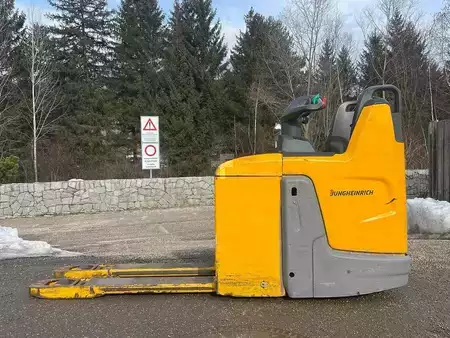 Stacker stå på 2018  Jungheinrich ERE 225 (5)