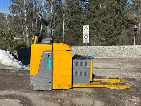 Apilador conductor incorporado 2024  Jungheinrich ERE 120 (2)