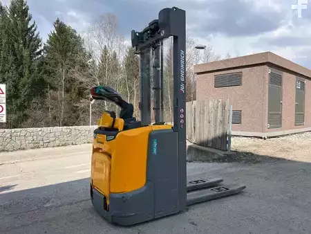 Gerbeurs à conducteur porté debout 2020  Jungheinrich ERC 212 - 320ZT (1)