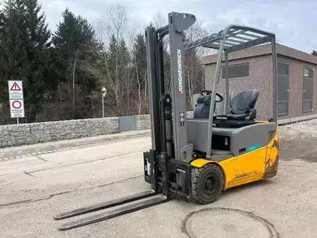 Carrelli elettrici 3 ruote 2019  Jungheinrich EFG 115 - 330ZZ (1)