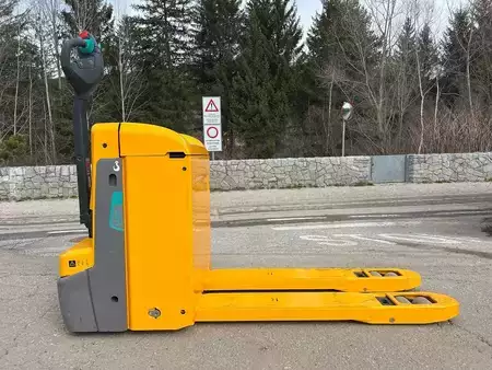 Transpalettes électriques 2024  Jungheinrich EJE 230 (2)