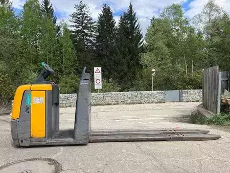 Wózki z platformą operatora 2018  Jungheinrich ECE 225 - 2400mm (2)
