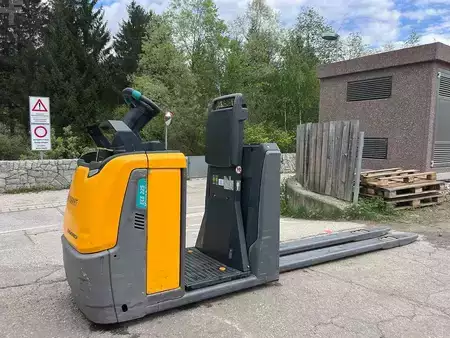 Wózki z platformą operatora 2019  Jungheinrich ECE 225HP - 2400mm (1)