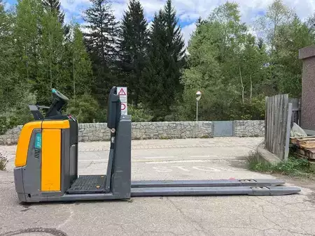 Wózki z platformą operatora 2019  Jungheinrich ECE 225HP - 2400mm (2)