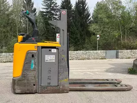 VZV s plošinou pro řidiče 2018  Jungheinrich ERD 220 - 201ZT (2)