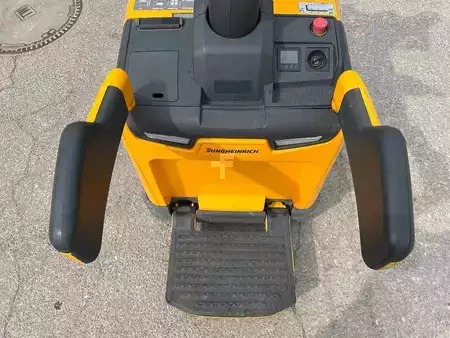 VZV s plošinou pro řidiče 2018  Jungheinrich ERD 220 - 201ZT (6)