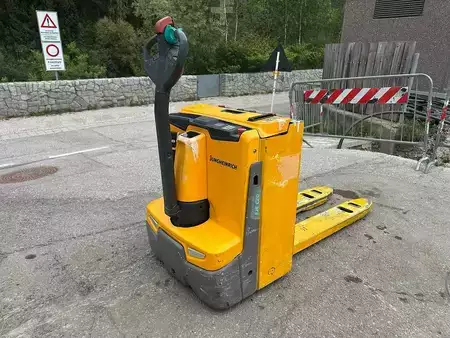 Porta-paletes elétrico 2019  Jungheinrich EJE C20 (1)