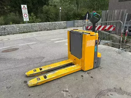 Porta-paletes elétrico 2019  Jungheinrich EJE C20 (4)