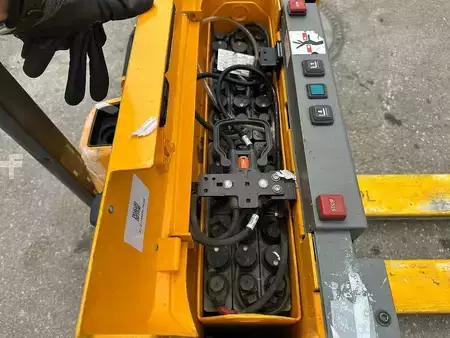 Porta-paletes elétrico 2019  Jungheinrich EJE C20 (8)