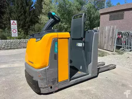 VZV s plošinou pro řidiče 2023  Jungheinrich ECE 225 HP (1)