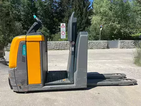 VZV s plošinou pro řidiče 2023  Jungheinrich ECE 225 HP (2)