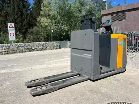 VZV s plošinou pro řidiče 2023  Jungheinrich ECE 225 HP (4)