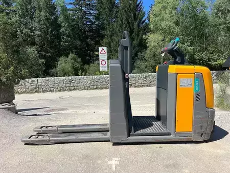 VZV s plošinou pro řidiče 2023  Jungheinrich ECE 225 HP (5)
