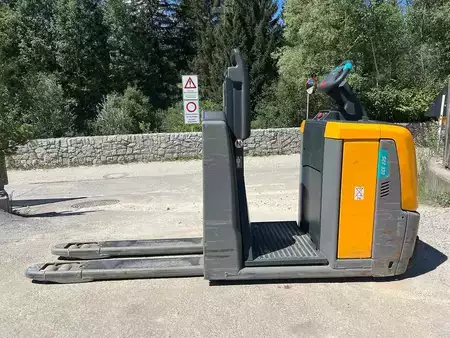 VZV s plošinou pro řidiče 2023  Jungheinrich ECE 225 HP (5)