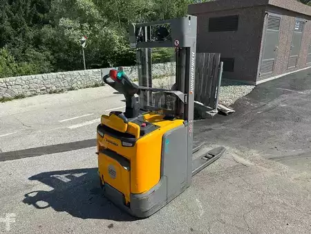 Stacker de condutor em pé 2019  Jungheinrich ERC 212 - 430DZ (1)