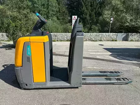 VZV s plošinou pro řidiče 2021  Jungheinrich ECE 220 (2)