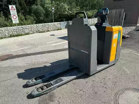 VZV s plošinou pro řidiče 2021  Jungheinrich ECE 220 (4)