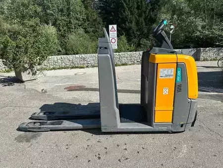 VZV s plošinou pro řidiče 2021  Jungheinrich ECE 220 (5)