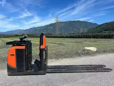 Stacker de condutor em pé 2015  Toyota 8L0P25P - 2400mm (2)