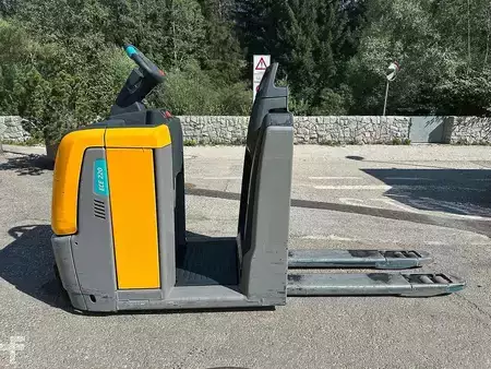Stackers Stand-on 2021  Jungheinrich ECE 220 (2)