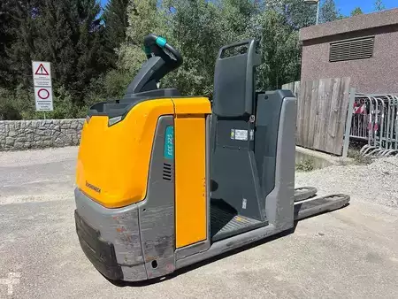 VZV s plošinou pro řidiče 2023  Jungheinrich ECE 225 HP (1)