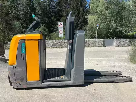 VZV s plošinou pro řidiče 2023  Jungheinrich ECE 225 HP (2)