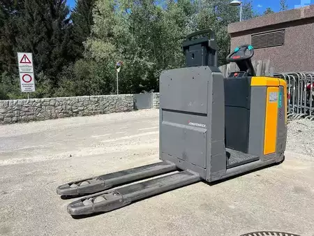 VZV s plošinou pro řidiče 2023  Jungheinrich ECE 225 HP (4)
