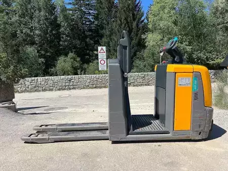 VZV s plošinou pro řidiče 2023  Jungheinrich ECE 225 HP (5)