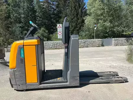 VZV s plošinou pro řidiče 2023  Jungheinrich ECE 225 HP (2)