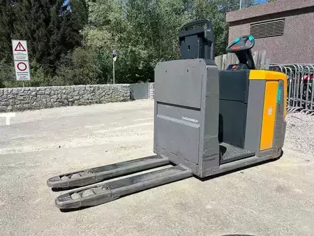 VZV s plošinou pro řidiče 2023  Jungheinrich ECE 225 HP (4)