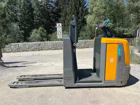 VZV s plošinou pro řidiče 2023  Jungheinrich ECE 225 HP (5)