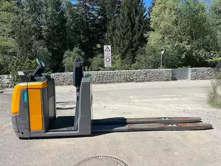 VZV s plošinou pro řidiče 2017  Jungheinrich ECE 225 HP - 2400mm (2)