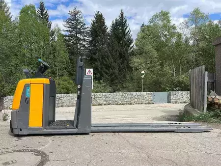 VZV s plošinou pro řidiče 2019  Jungheinrich ECE 225HP - 2400mm (2)