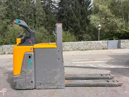 Stacker stå på 2020  Jungheinrich ERD 220 - 166ZT Lithium (2)