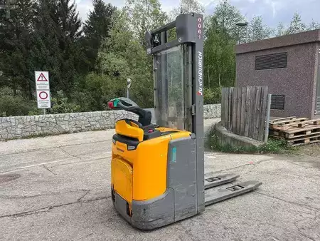 Stackers Stand-on 2022  Jungheinrich ERC 212 - 470DZ (1)