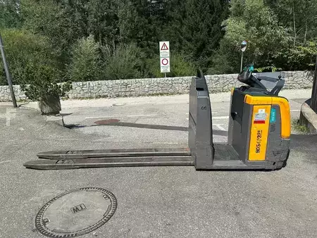 Wózki z platformą operatora 2015  Jungheinrich ECE 225 - 2400mm (5)