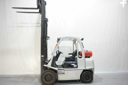 Empilhador a gás 2015  Nissan UG1D2A30LQ Triplex (1)
