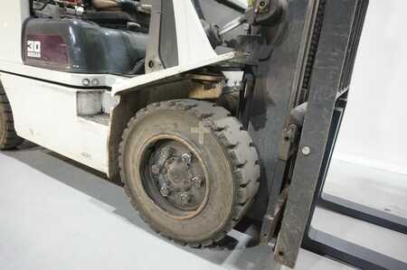 Empilhador a gás 2015  Nissan UG1D2A30LQ Triplex (10)