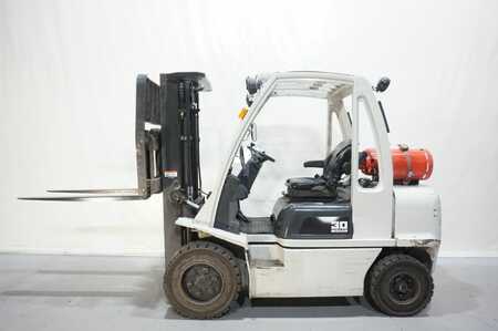 Empilhador a gás 2015  Nissan UG1D2A30LQ Triplex (2)