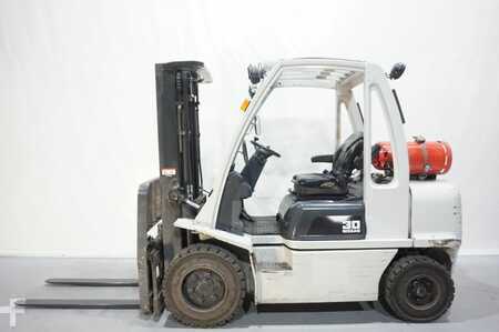 Empilhador a gás 2015  Nissan UG1D2A30LQ Triplex (3)