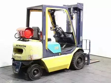 Gas truck 1997  Komatsu FG 25T-1E1 (2)