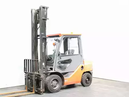 Chariots élévateurs diesel 2015  Toyota 02-8 FDF 30 (1)