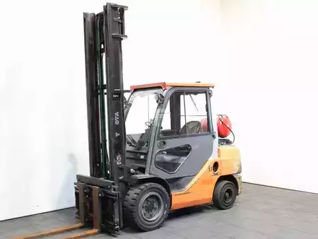 Gasoltruck 2010  Toyota 02-8 FGJF 35 (1)
